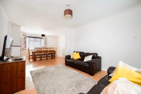 Charming 3BR House in Greenford with Garden